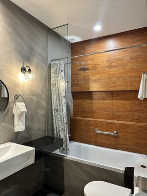 Ensemble douche/baignoire, articles de toilette gratuits, peignoirs