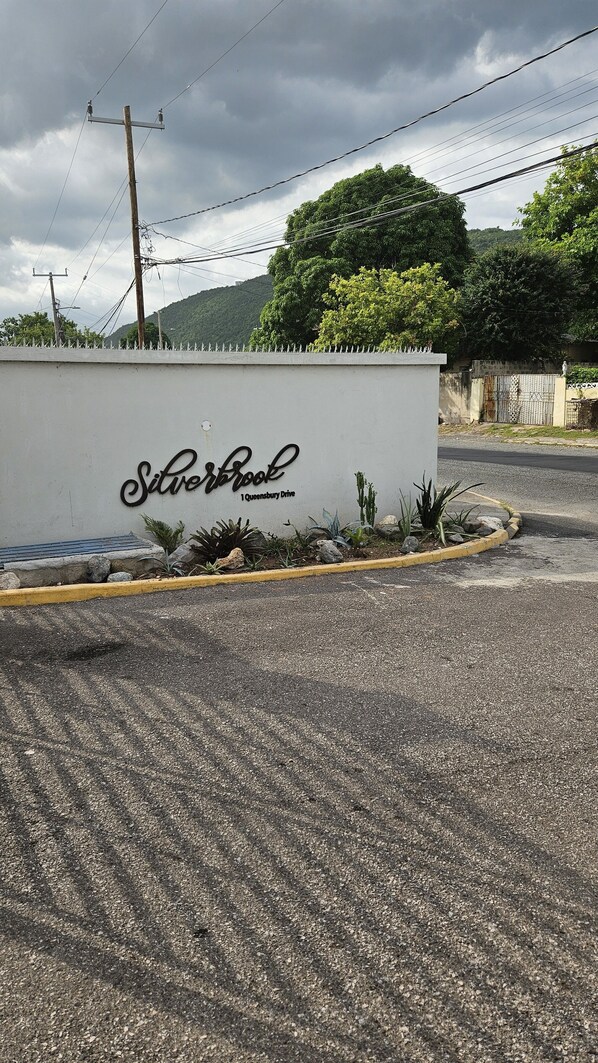 Property grounds - Ah, a little R&R needed, Comfort Oasis is the right home. (Kingston)