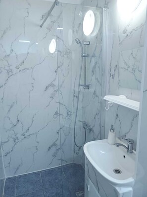 Secador de cabelo, toalhas de banho, sabonete, papel higiênico