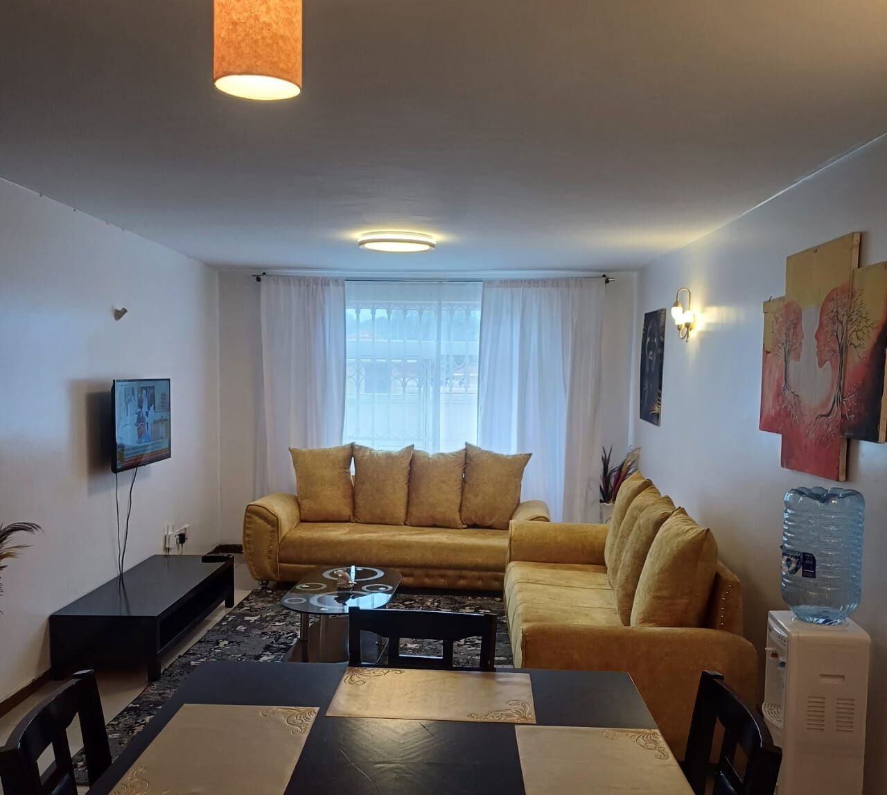 Apartamento de diseño | Zona de estar | Smart TV de 24 pulgadas con canales digitales