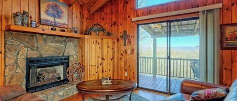 Smart-tv, eldstad, dvd-spelare och böcker