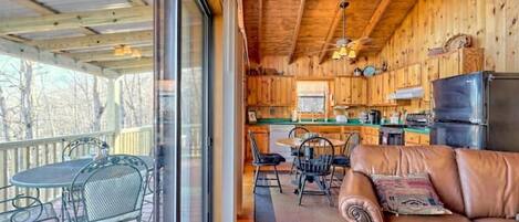 Smart TV, chimenea, reproductor de DVD y libros