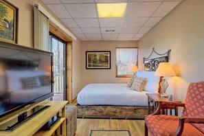 3 室のベッドルーム、デスク、アイロン / アイロン台、旅行用ベビーベッド