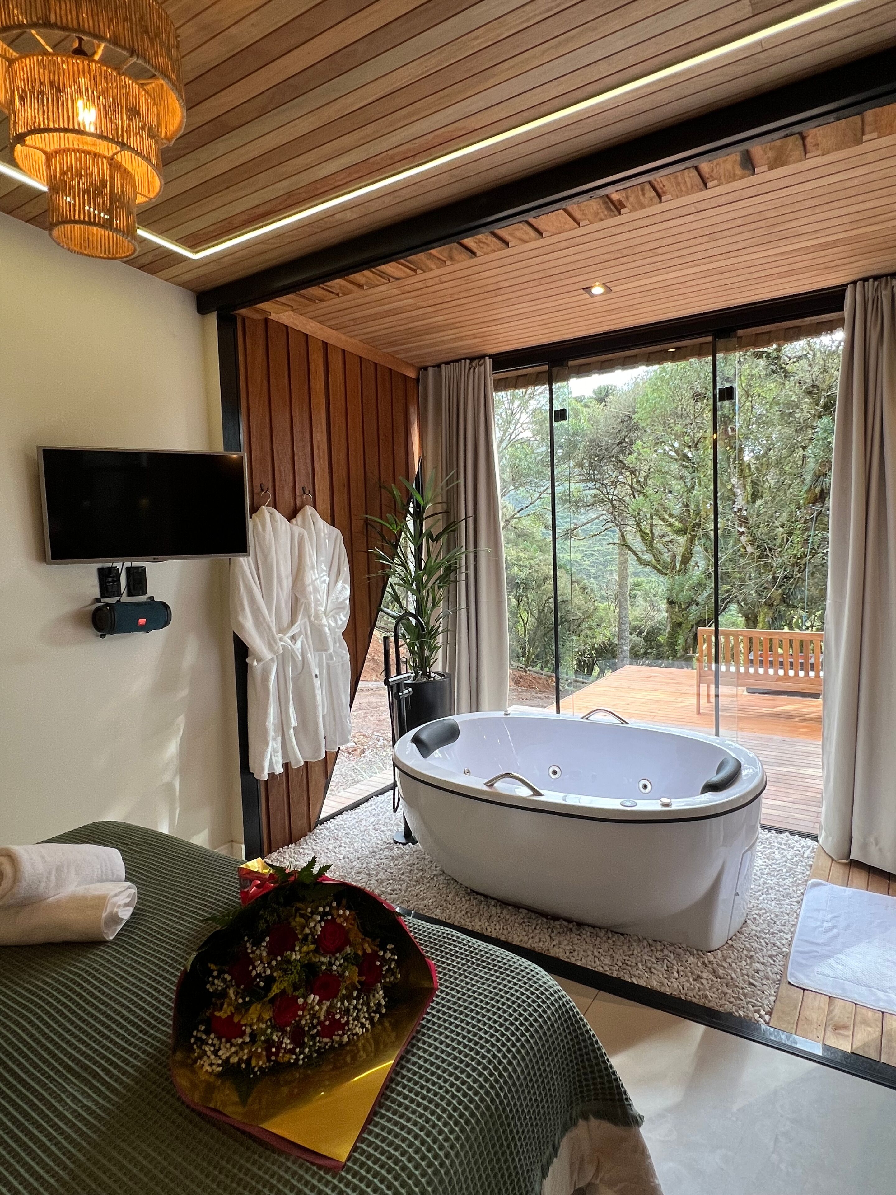 Cabaña romántica | Área de sala de estar | Smart TV de 40 pulgadas con canales digitales, Netflix y bocina smart 