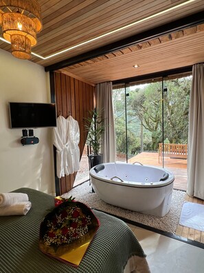 Romantische Ferienhütte | Wohnbereich | 40-Zoll-Smart-TV mit Digitalempfang, Netflix, Smart Speakers