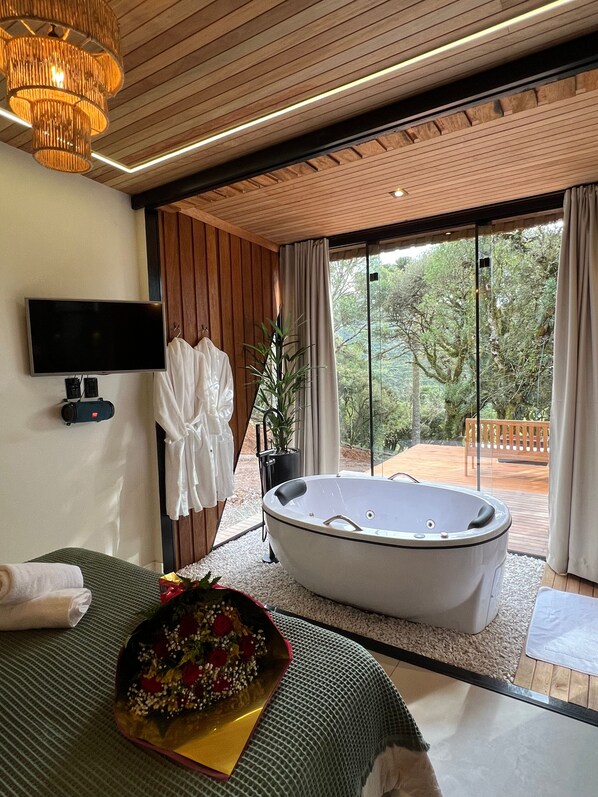 Kabin Romantis | Area keluarga | Smart TV 40-inci dengan saluran TV digital, Netflix, dan smart speaker