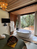 Cabaña romántica | Zona de estar | Una Smart TV, Netflix, un altavoz inteligente, servicios de streaming