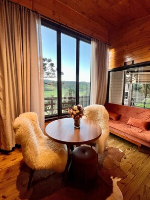 Deluxe-Ferienhütte, 1 King-Bett und Schlafsofa, Bergblick | Wohnbereich