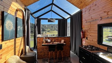 全景小屋 | 客廳 | 40 吋智能電視連數碼電視頻道、Netflix、智能揚聲器
