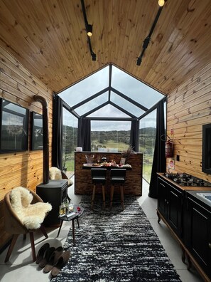 Kabin Panorama | Minibar dan didekorasi berbeda-beda