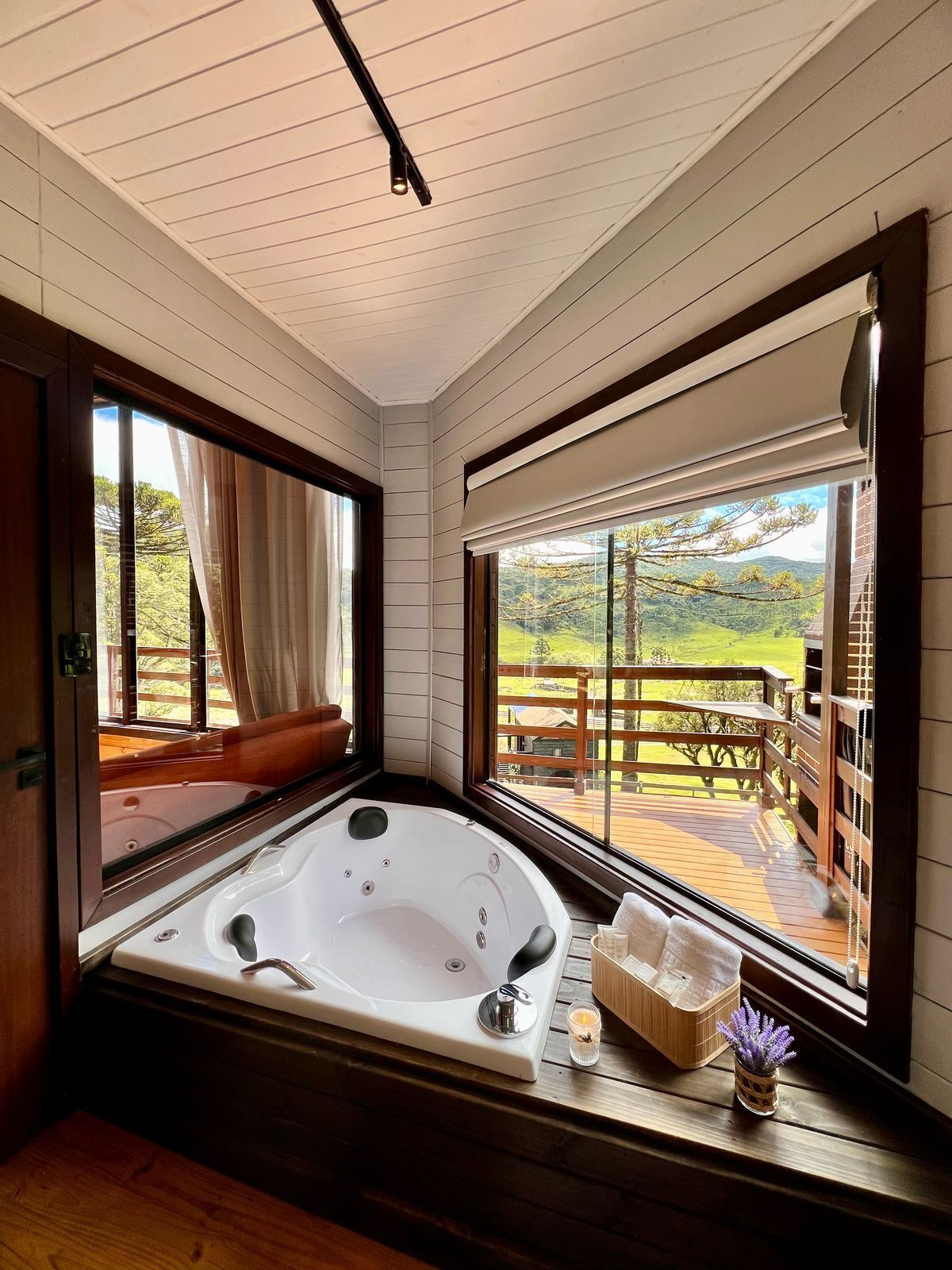 Cabaña Deluxe, 1 cama King size y sofá cama, vista a la montaña | Baño | Tina y regadera independientes y tina de hidromasaje 