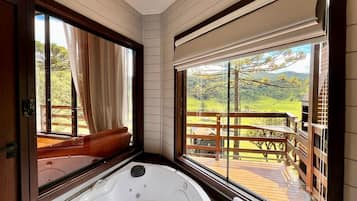 Deluxe Cabin, 1 King Bed with Sofa bed, Mountain View | Bathroom | Separate bathtub and shower, jetted bath, rainfall showerhead