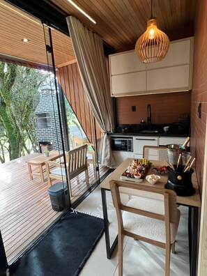 Kabin Romantis | Dapur pribadi | Meja makan