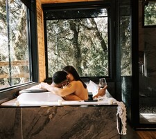 Minibar, decoración personalizada, muebles diferentes y wifi gratis 