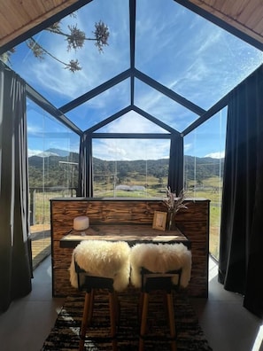 Cabaña panorámica | Minibar, decoración personalizada, muebles diferentes y wifi gratis