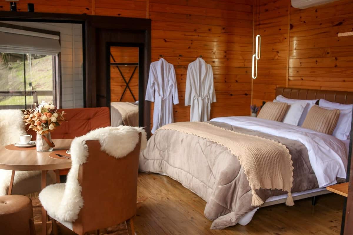 Hytte – deluxe, 1 kingsize-seng med sovesofa, fjellutsikt | Minibar, individuelt dekorert, individuelt innredet og wi-fi (inkludert)