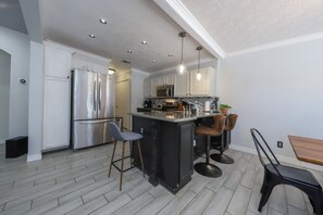 Refrigerador, microondas, horno, placa de cocina