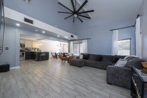 TV connectée, livres, chaîne hi-fi, imprimantes