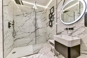 Habitación Premium doble | Sistema de insonorización, tabla de planchar con plancha, wifi gratis