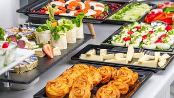 Free daily buffet breakfast