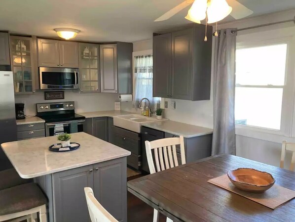 Refrigerador, microondas, horno, placa de cocina