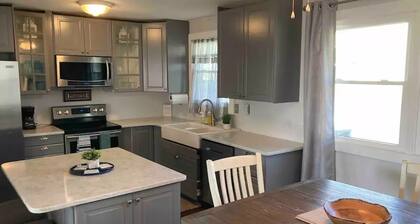Comfy 3-Bedroom Near The Beach With A Pool & Grill