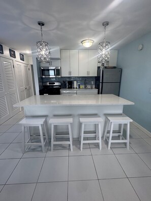 冷蔵庫、電子レンジ、オーブン、コンロ