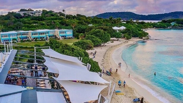 Un hôtel situé en bord de mer, doté d’une terrasse et offrant une vue sur l’océan.
