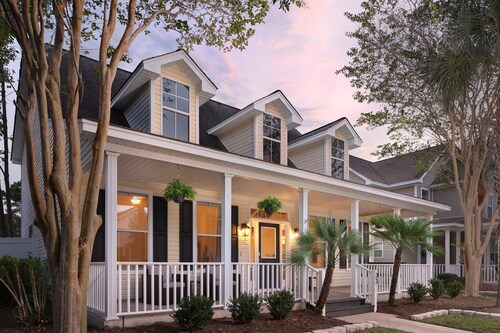 Old Town Bluffton's "The Yellow Cottage" with Golf Cart and Fenced-In Yard