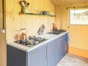 Cookware/dishes/utensils