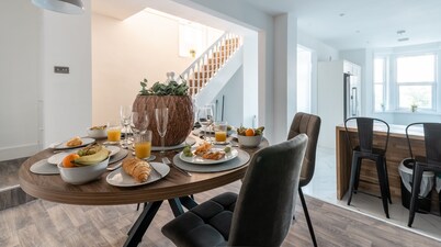 4 bedroom home w/ free parking - Tŷ Hapus Newport