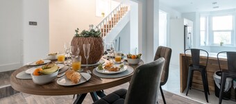 4 bedroom home w/ free parking - Tŷ Hapus Newport
