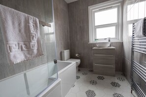 Haartrockner, Handtücher, Seife, Shampoo