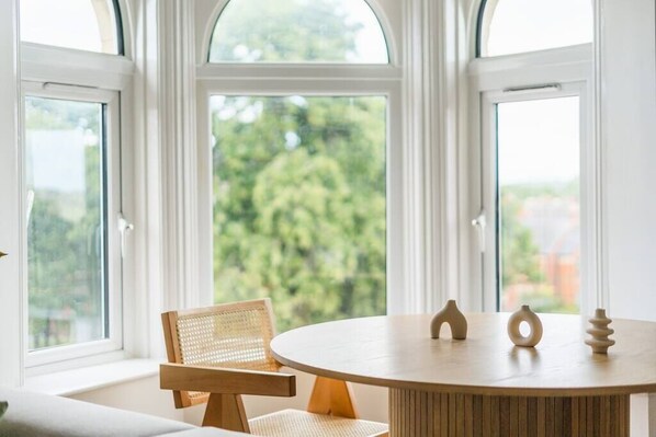 Dining - Newport Ship's Nook: Cozy Hideaway (Newport)