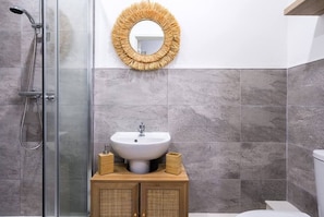 Een douche, een haardroger, handdoeken