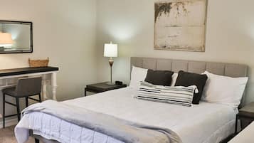 3 habitaciones, escritorio y tabla de planchar con plancha