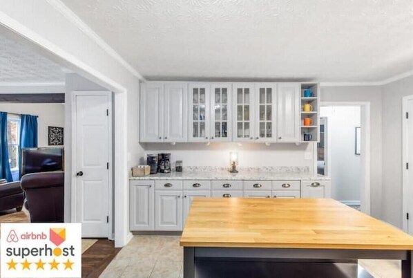 Private kitchen - Experience ATL with a SuperHost! Stylish 3Bd Home (Atlanta)