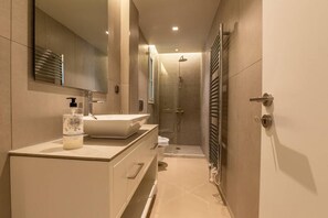 Séchoir à cheveux, serviettes fournies