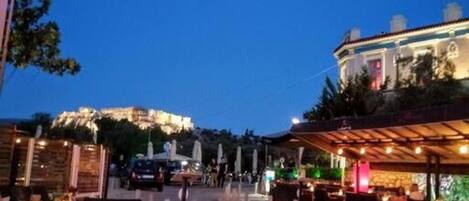 تناول الطعام بالخارج