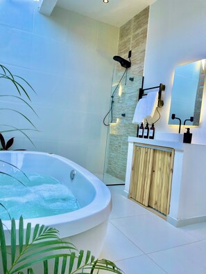 Whirlpool, Bidet, Handtücher, Seife