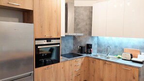 Een koelkast, een oven, een kookplaat, een vaatwasser