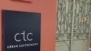 Entrada de edificio con un cartel de Michelin 2023 y un cartel negro que indica 'ctc Urban Gastronomy'.