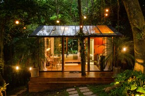 المنطقة المحيطة بالمنشأة