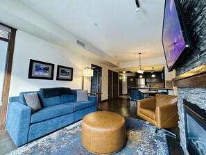 Een smart-tv en een open haard