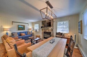 Smart TV, fireplace - NEW! Cozy cabin minutes from Grandfather Mtn, Banner Elk, golf and pool too! (Newland)