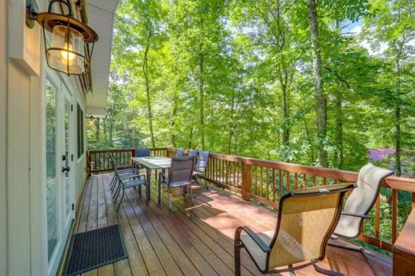 Outdoor dining - NEW! Cozy cabin minutes from Grandfather Mtn, Banner Elk, golf and pool too! (Newland)