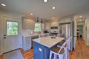 Fridge, microwave, oven, stovetop - NEW! Cozy cabin minutes from Grandfather Mtn, Banner Elk, golf and pool too! (Newland)