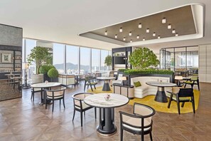 4 개의 레스토랑, 아침 식사, 점심 식사, 저녁 식사 제공(중식)