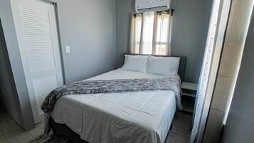 1 habitación, tabla de planchar con plancha, wifi gratis y ropa de cama