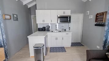 Réfrigérateur, micro-ondes, plaque de cuisson, cafetière/bouilloire